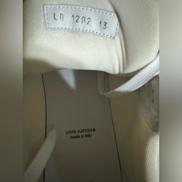 A pair of Louis Vuttion sneakers - Picture 5 of 5